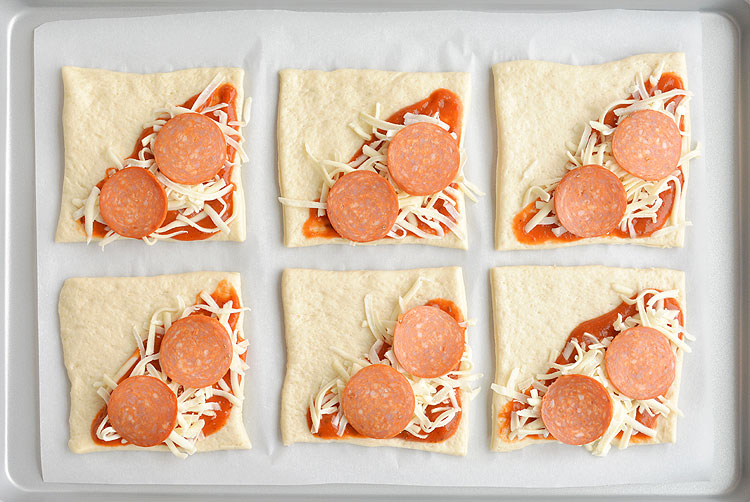  These easy cheesy homemade pizza pockets are SO EASY and they taste amazing! You can load them with your favorite pizza toppings and in less than 20 minutes you have a fun, delicious, and kid-friendly meal! They’re great for lunch or dinner and best of all, they’re kid-approved!